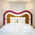 7#Newsuite#4 People#Saint Germain#Notre-Dame