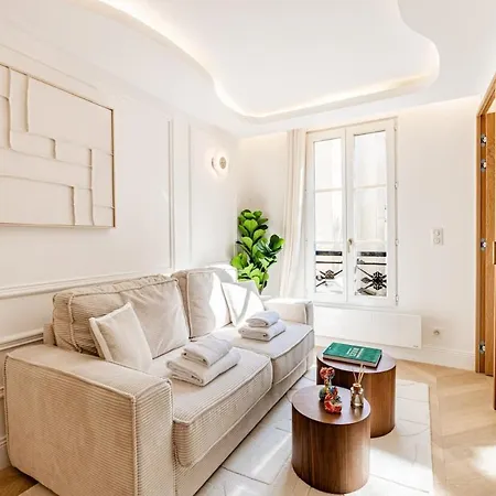 7#newsuite#4 People#saint Germain#notre-dame Paris
